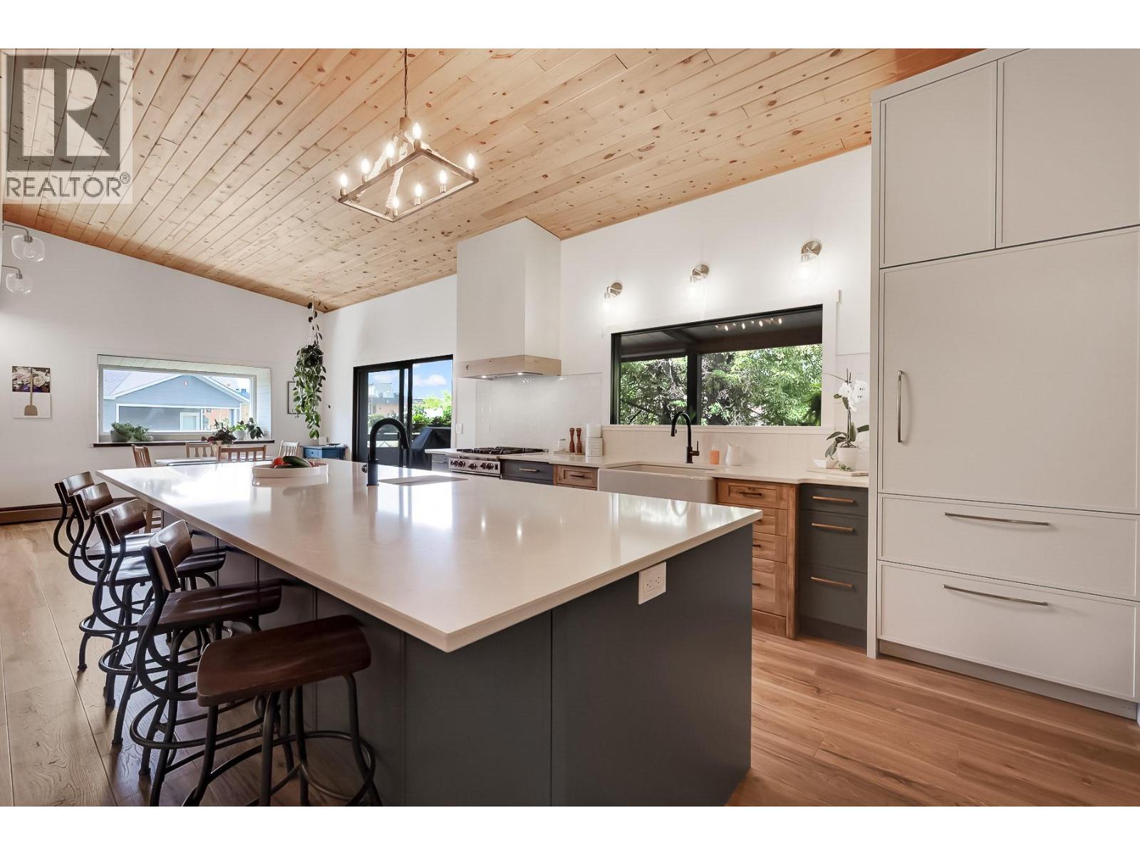 1590 Willow Crescent. Kelowna, British Columbia