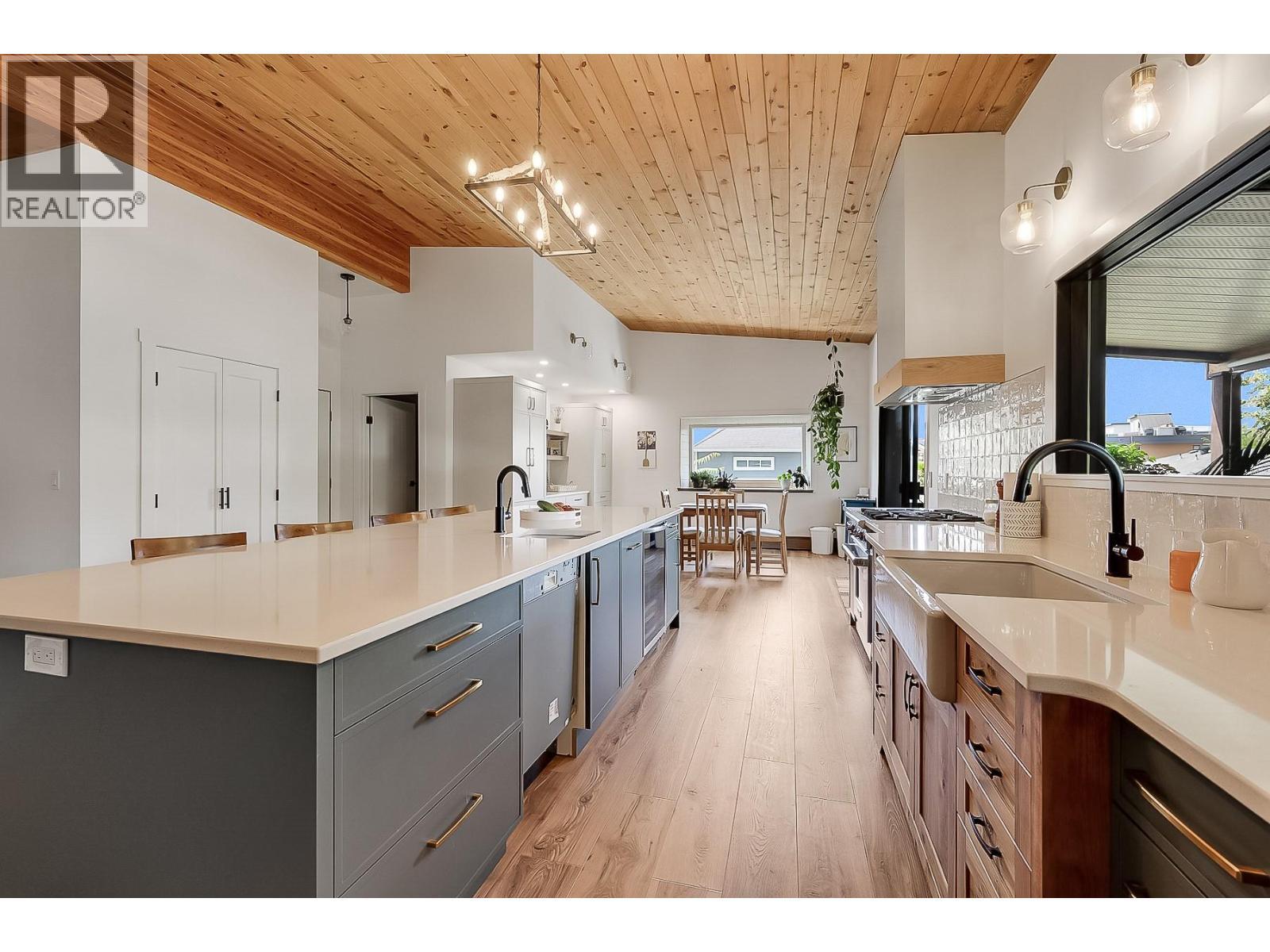 1590 Willow Crescent. Kelowna, British Columbia