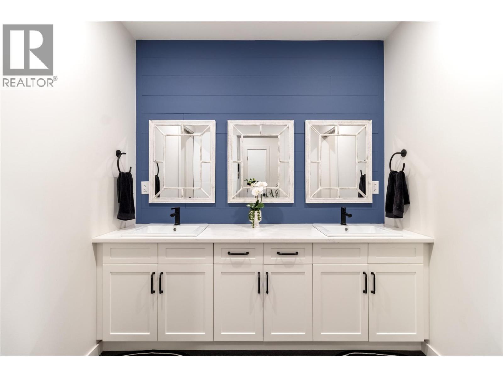 2521 Panoramic Way. Blind Bay, British Columbia