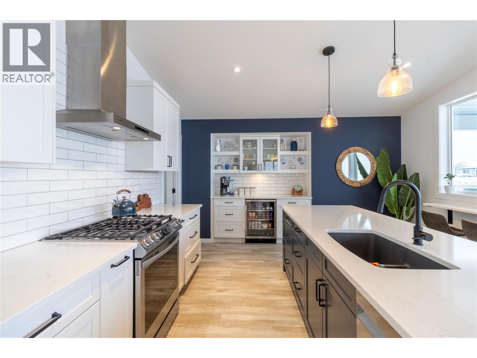 2521 Panoramic Way. Blind Bay, British Columbia