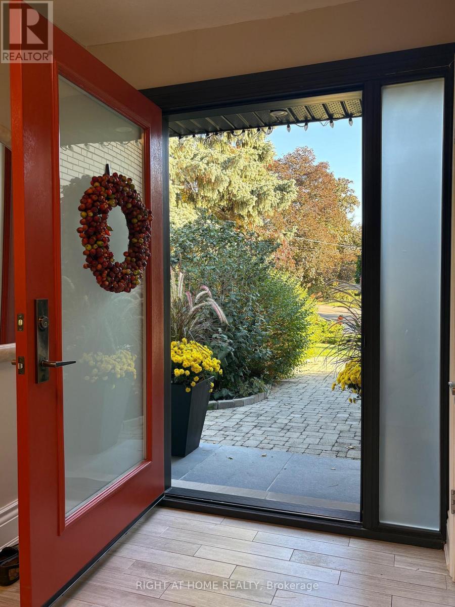 8 Hillavon Drive, Toronto (princess-Rosethorn)