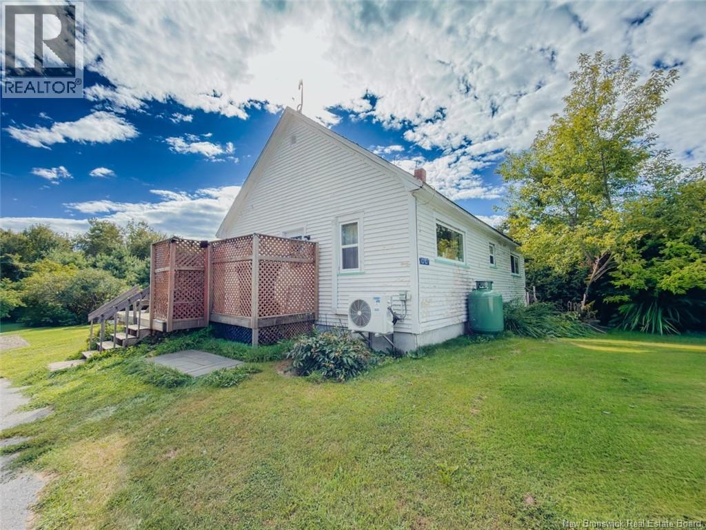 10107 Route 105, Beechwood