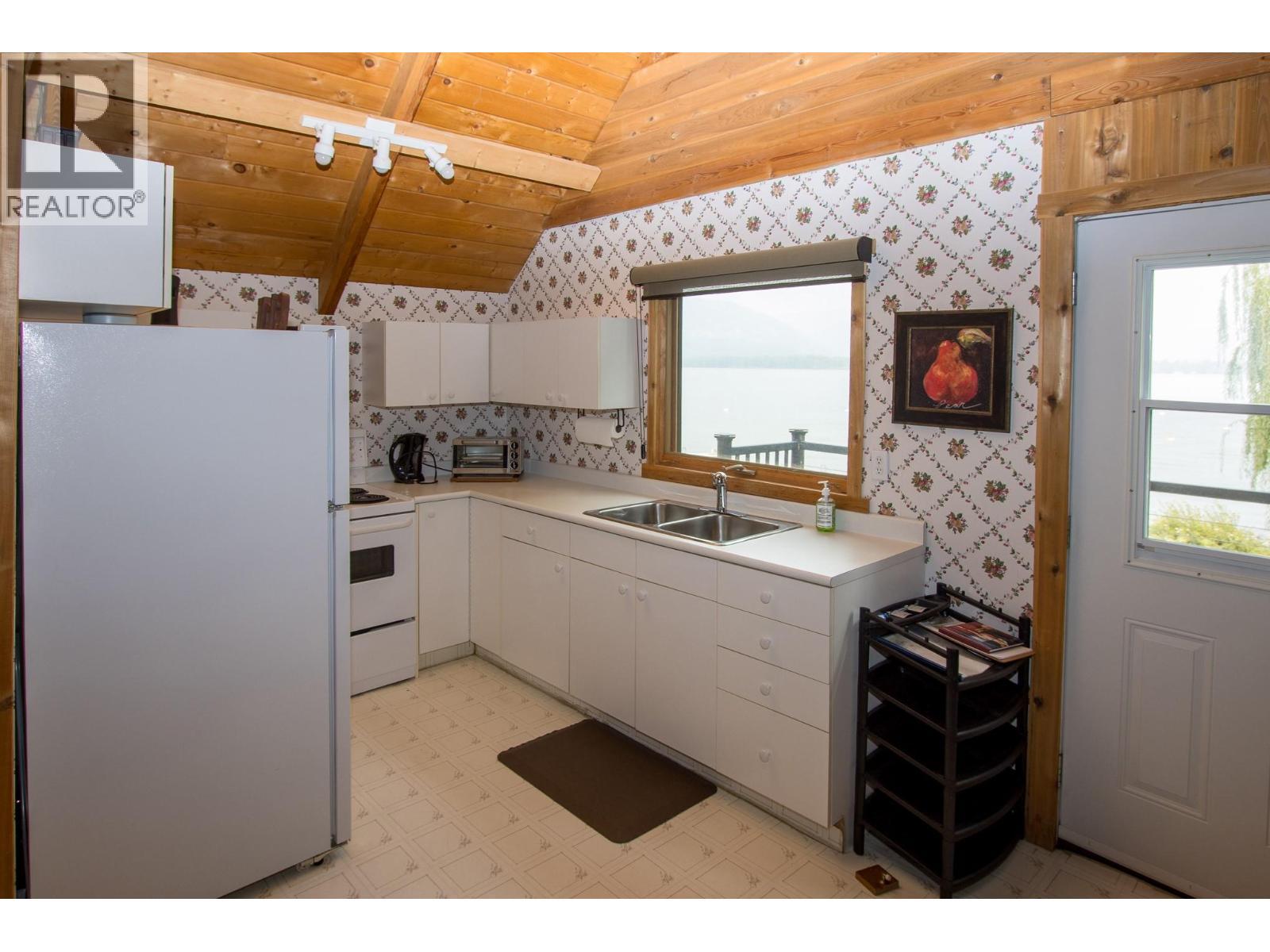 3075 Waverly Road. Sorrento, British Columbia