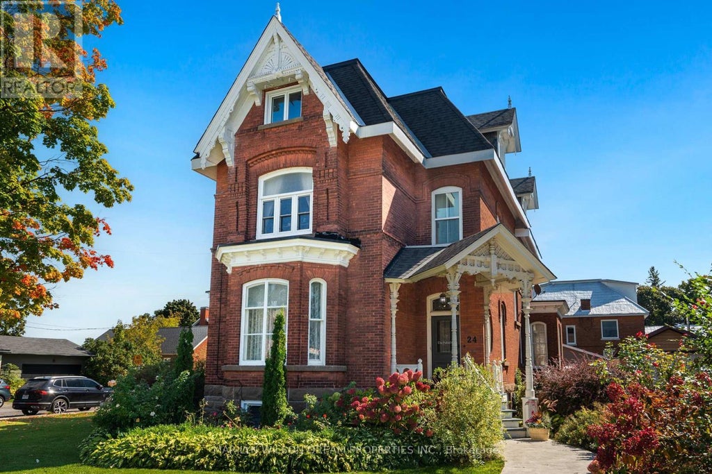 24 Lake Avenue W, Carleton Place