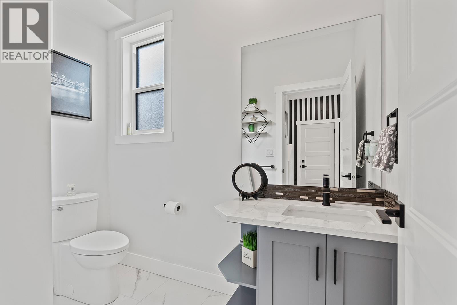 1441 20 Avenue Se Unit# 1. Salmon Arm, British Columbia