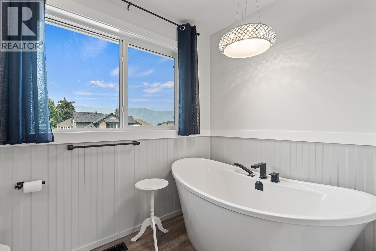 1441 20 Avenue Se Unit# 1. Salmon Arm, British Columbia