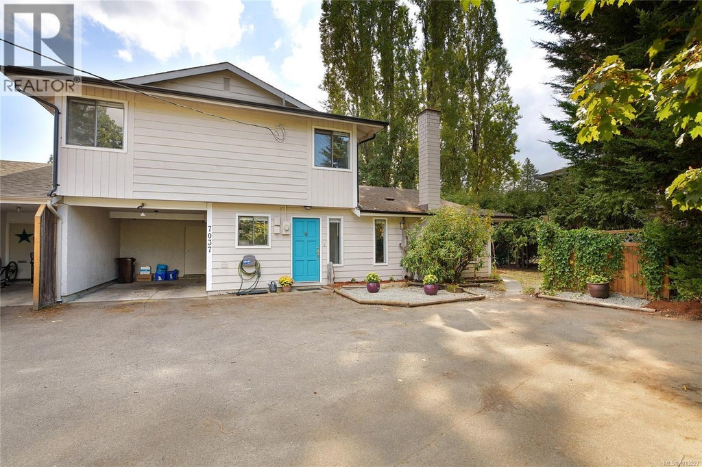 7037 Wallace Drive, Central Saanich