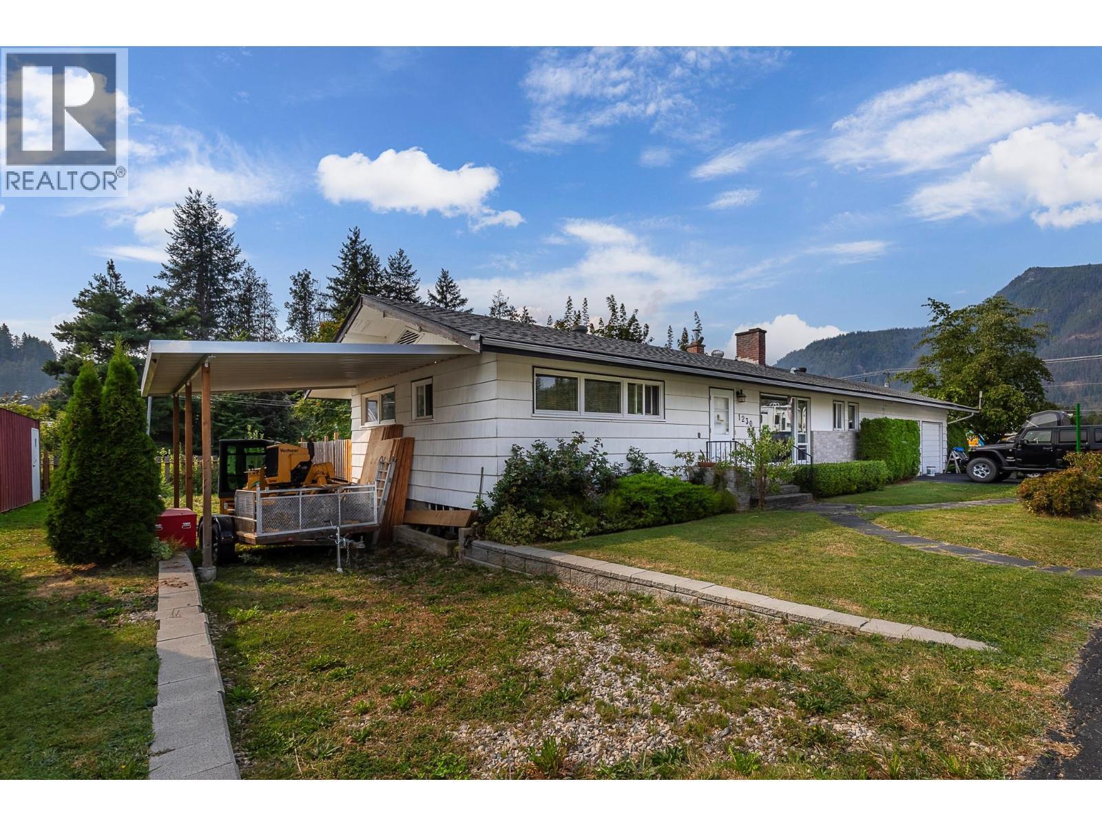 1230 Shuswap Avenue. Sicamous, British Columbia