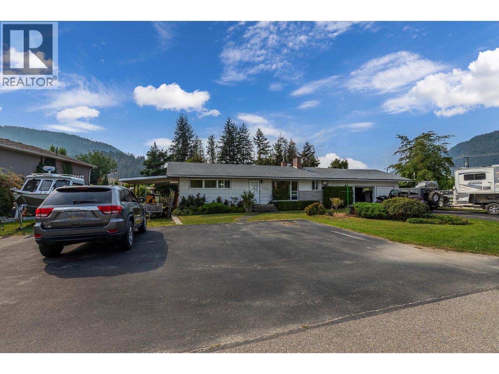 1230 Shuswap Avenue. Sicamous, British Columbia