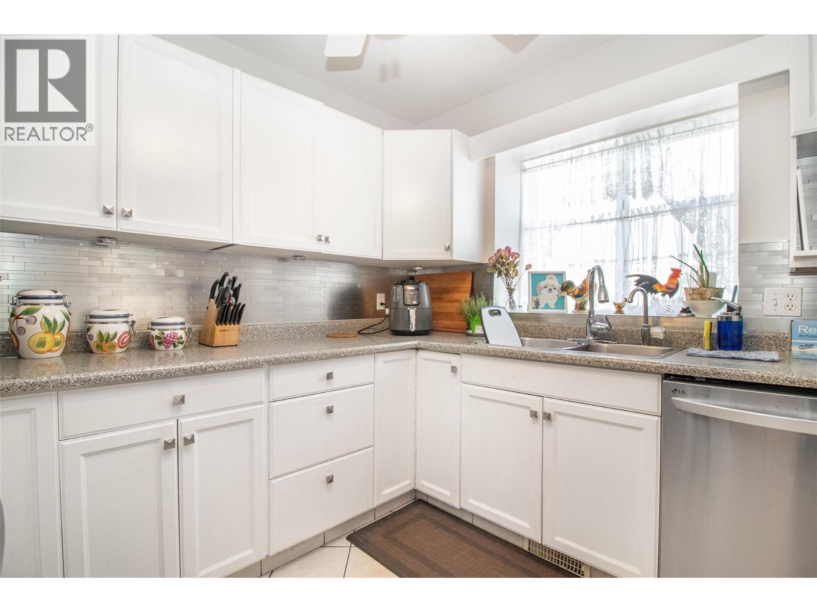 1874 Parkview Crescent Unit# 25. Kelowna, British Columbia