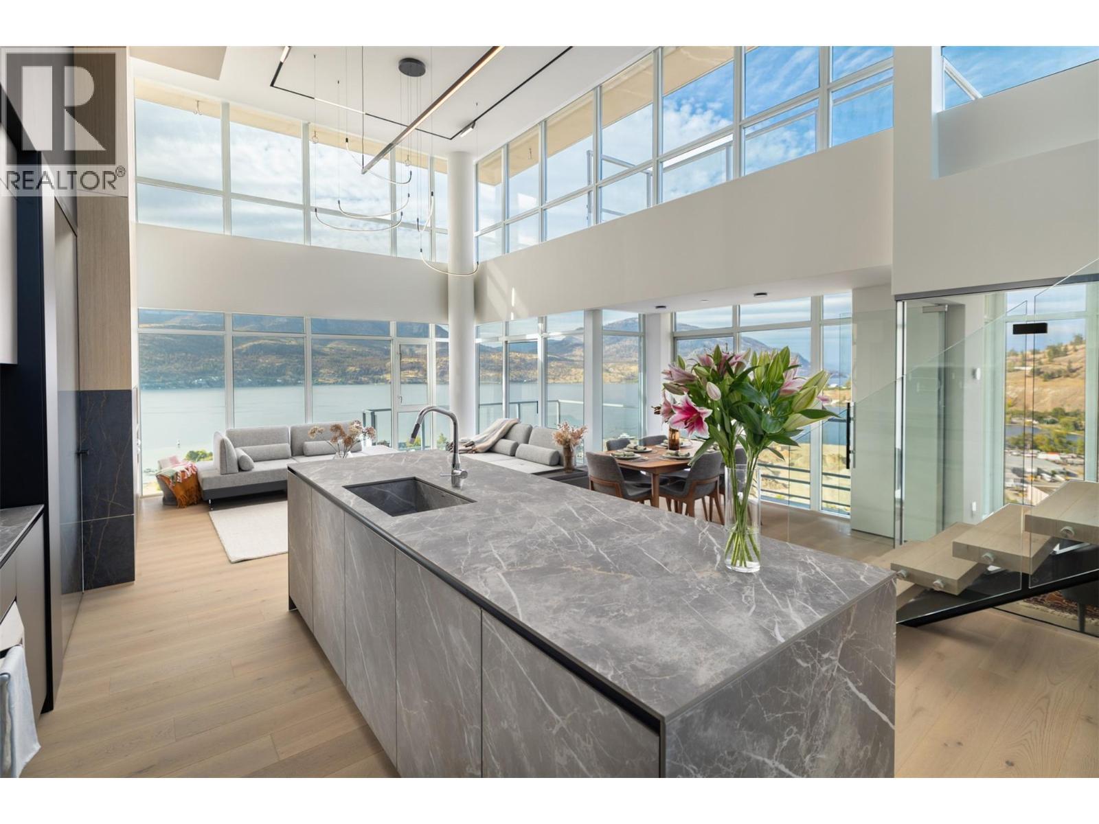 1075 Sunset Drive Unit# Ph1. Kelowna, British Columbia