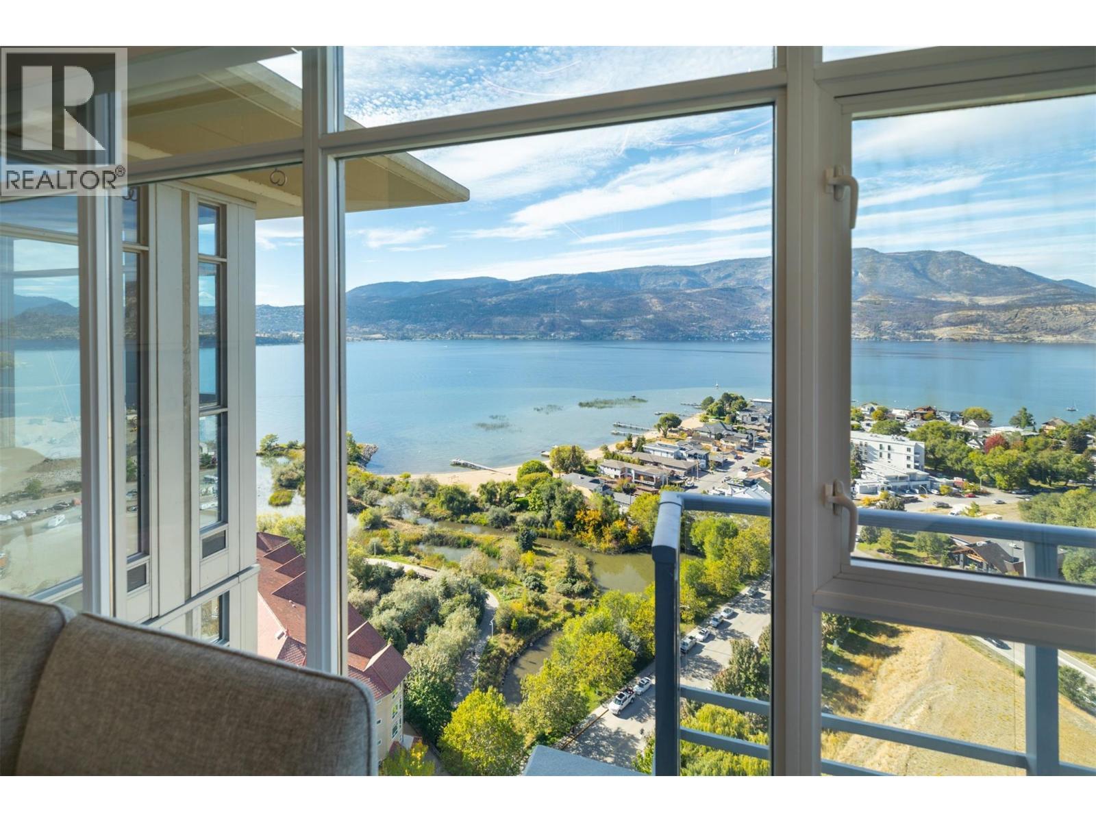 1075 Sunset Drive Unit# Ph1. Kelowna, British Columbia