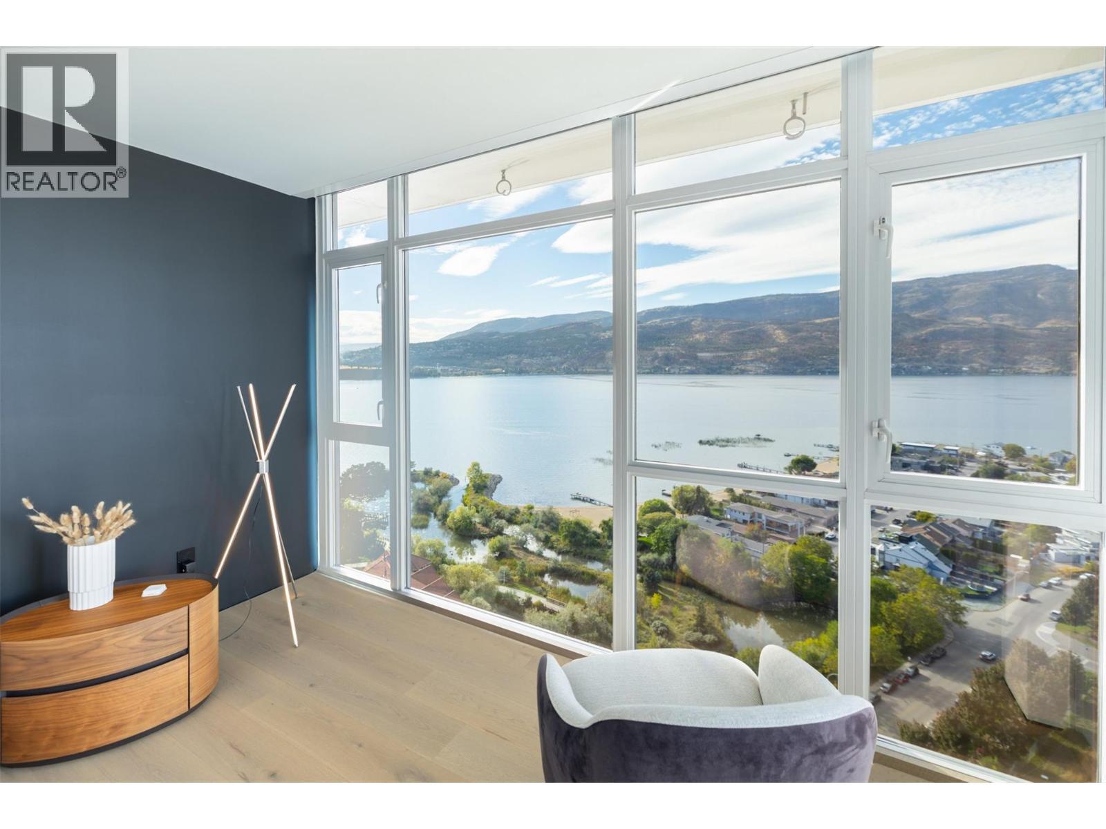 1075 Sunset Drive Unit# Ph1. Kelowna, British Columbia