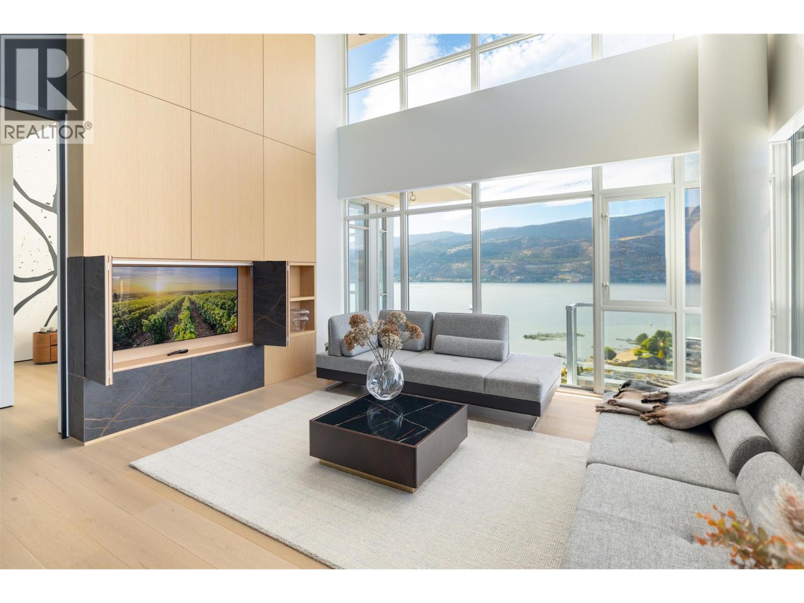 1075 Sunset Drive Unit# Ph1. Kelowna, British Columbia