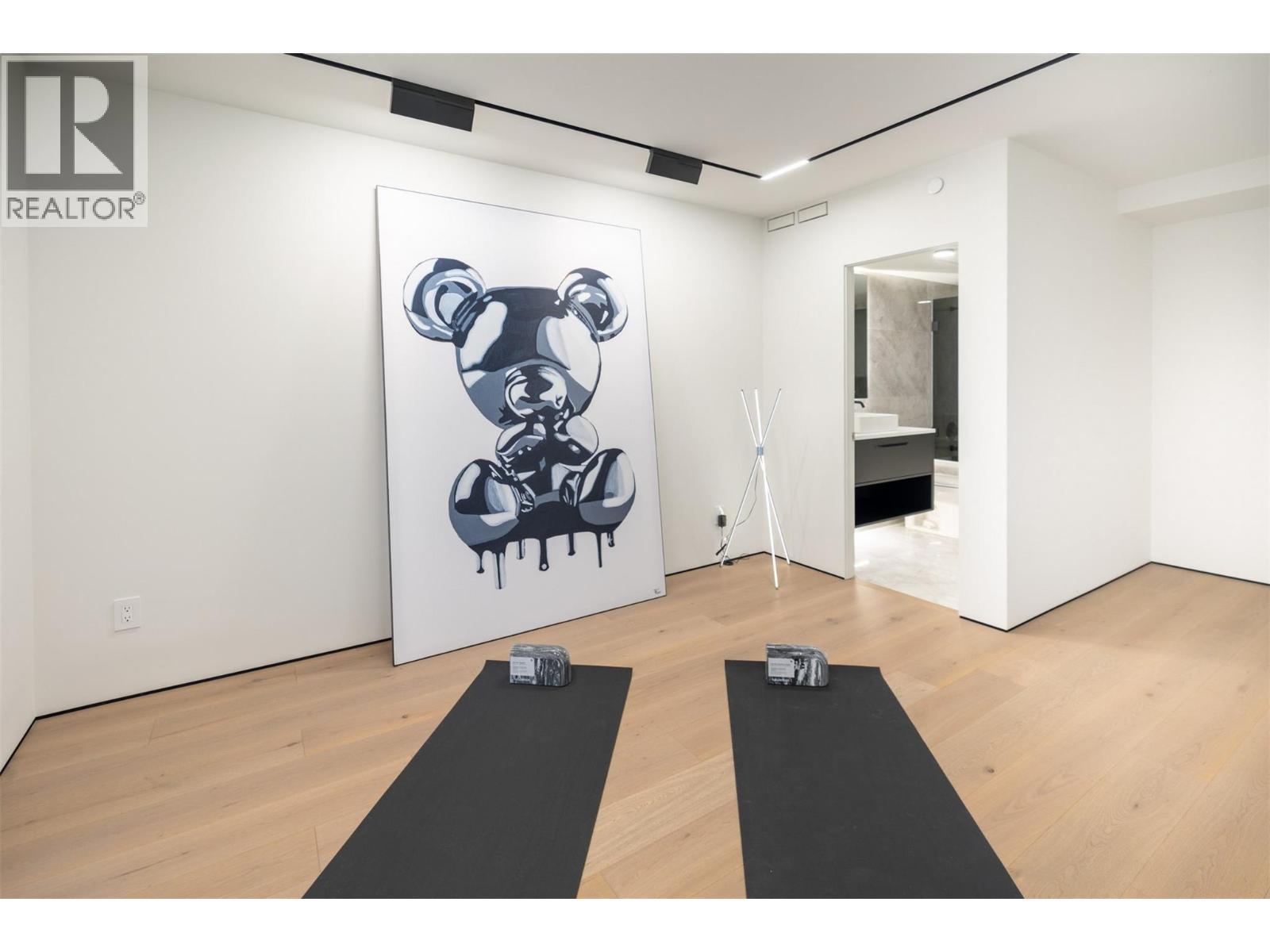 1075 Sunset Drive Unit# Ph1. Kelowna, British Columbia