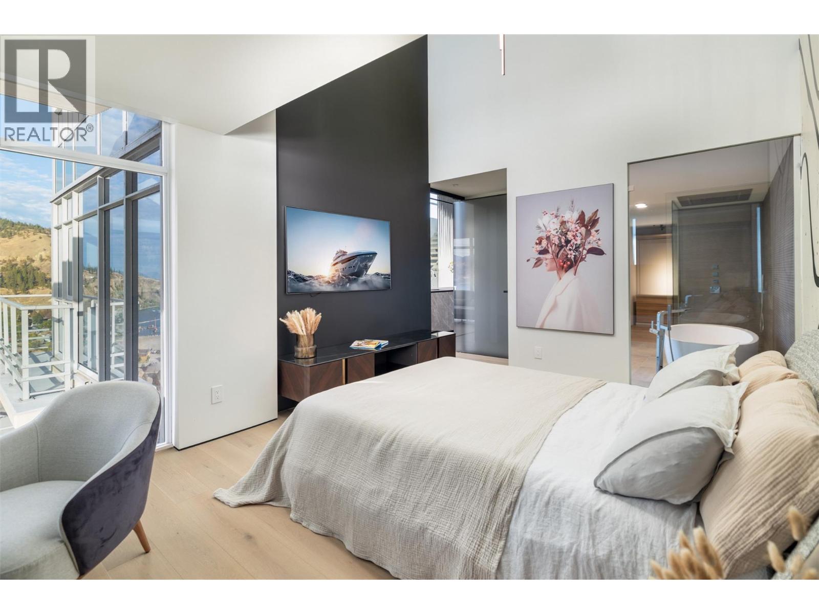 1075 Sunset Drive Unit# Ph1. Kelowna, British Columbia