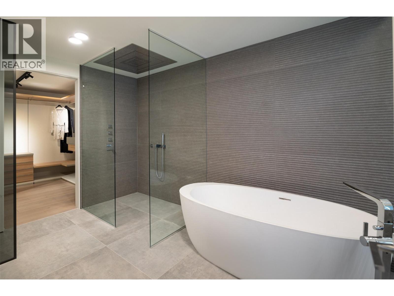 1075 Sunset Drive Unit# Ph1. Kelowna, British Columbia