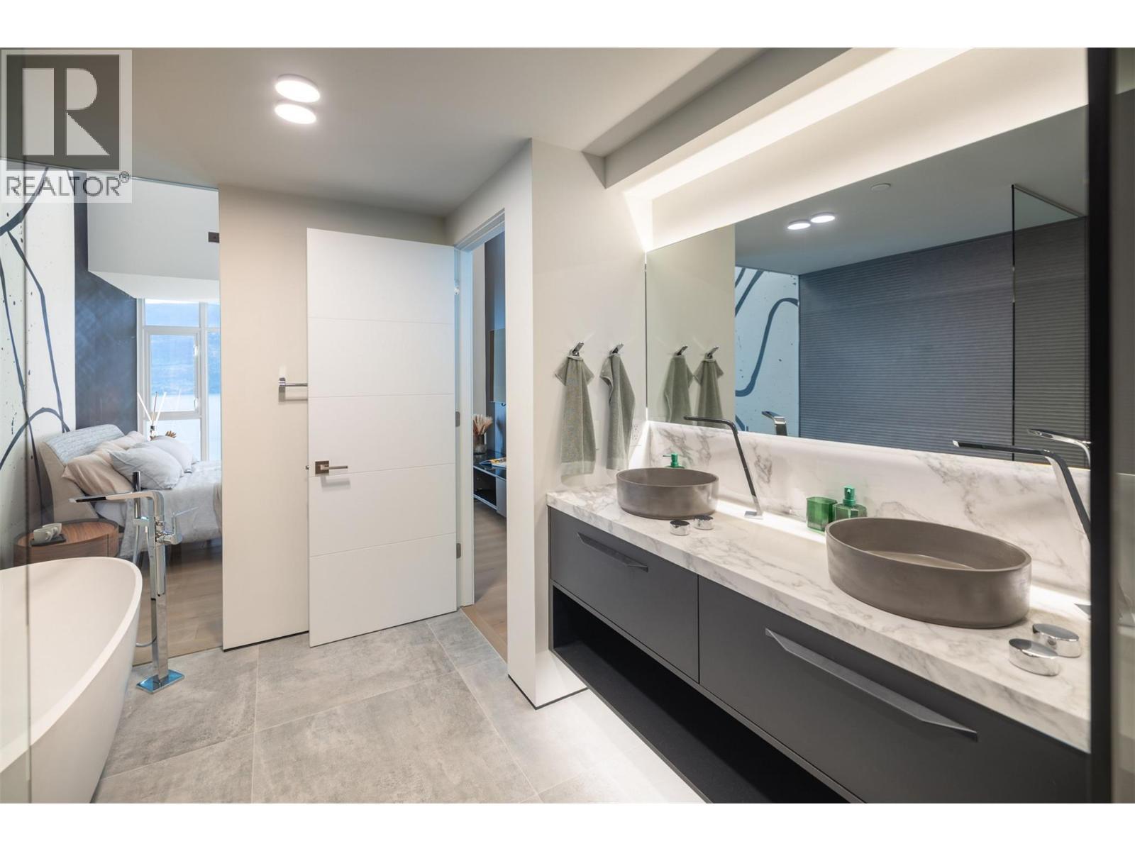 1075 Sunset Drive Unit# Ph1. Kelowna, British Columbia