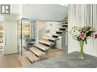 1075 Sunset Drive Unit# Ph1. Kelowna, British Columbia