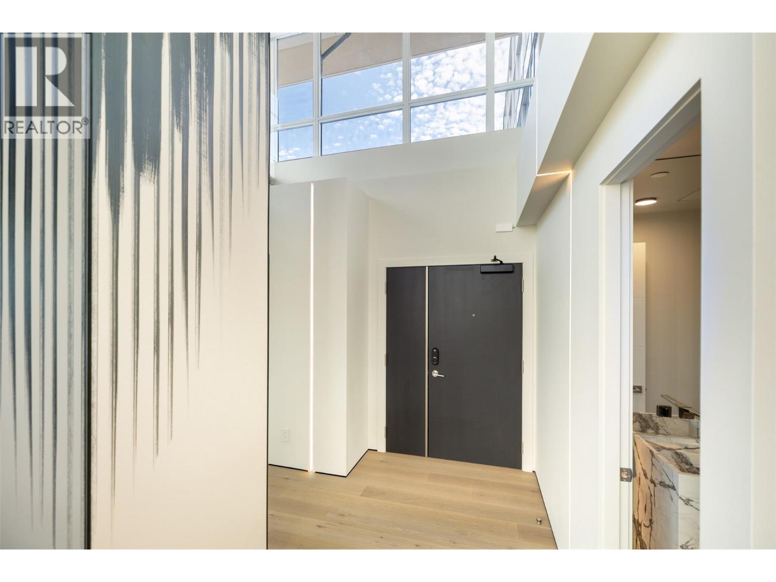 1075 Sunset Drive Unit# Ph1. Kelowna, British Columbia