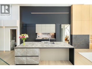 1075 Sunset Drive Unit# Ph1. Kelowna, British Columbia