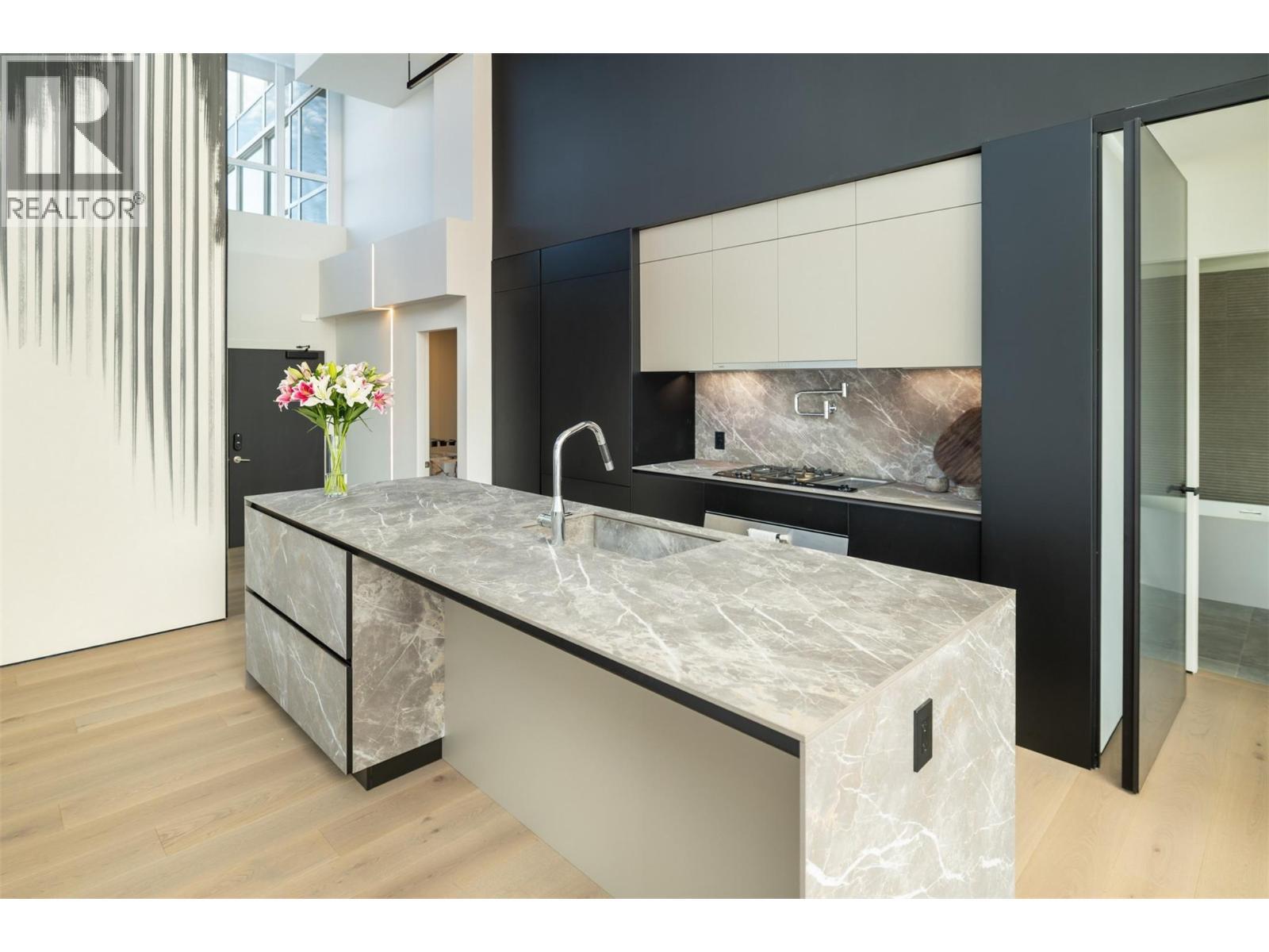 1075 Sunset Drive Unit# Ph1. Kelowna, British Columbia