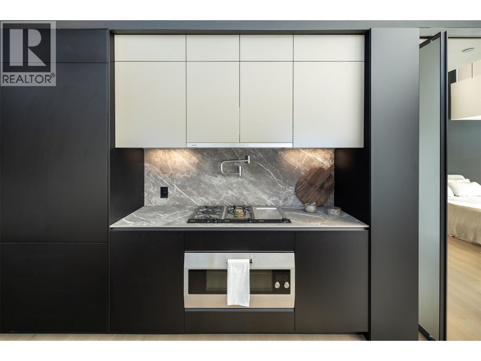 1075 Sunset Drive Unit# Ph1. Kelowna, British Columbia