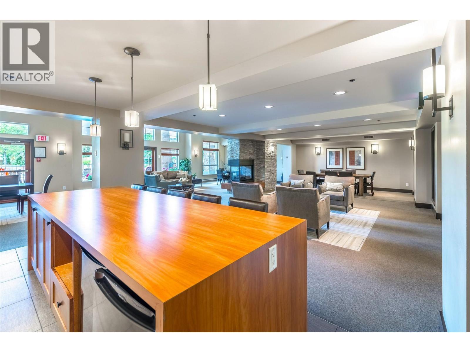 1075 Sunset Drive Unit# Ph1. Kelowna, British Columbia