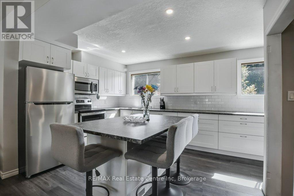 164 Willow Road, Guelph (junction/onward Willow)