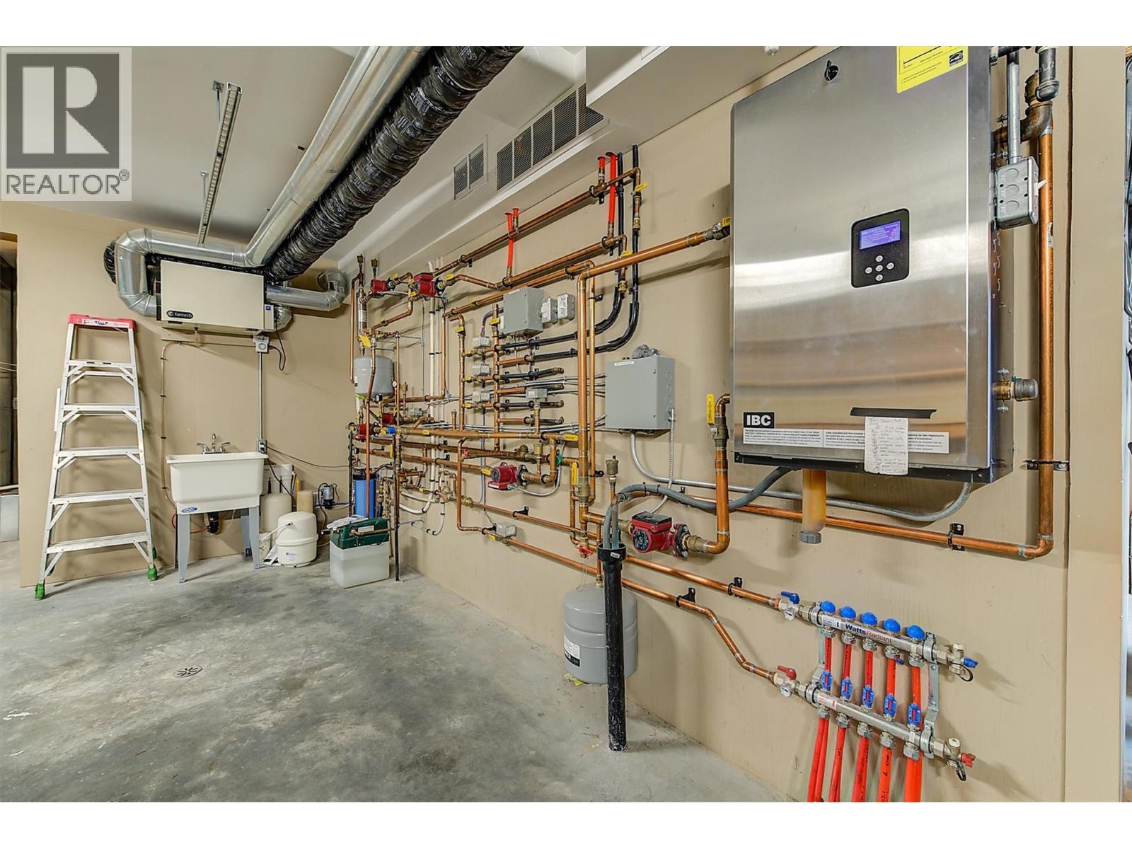 6172 Seymoure Avenue. Peachland, British Columbia