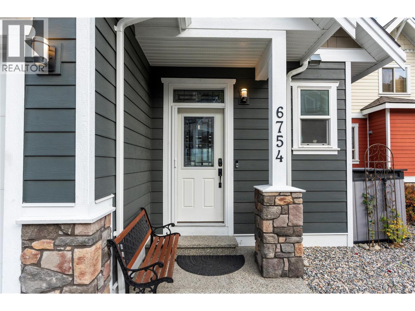 6754 La Palma Loop. Kelowna, British Columbia