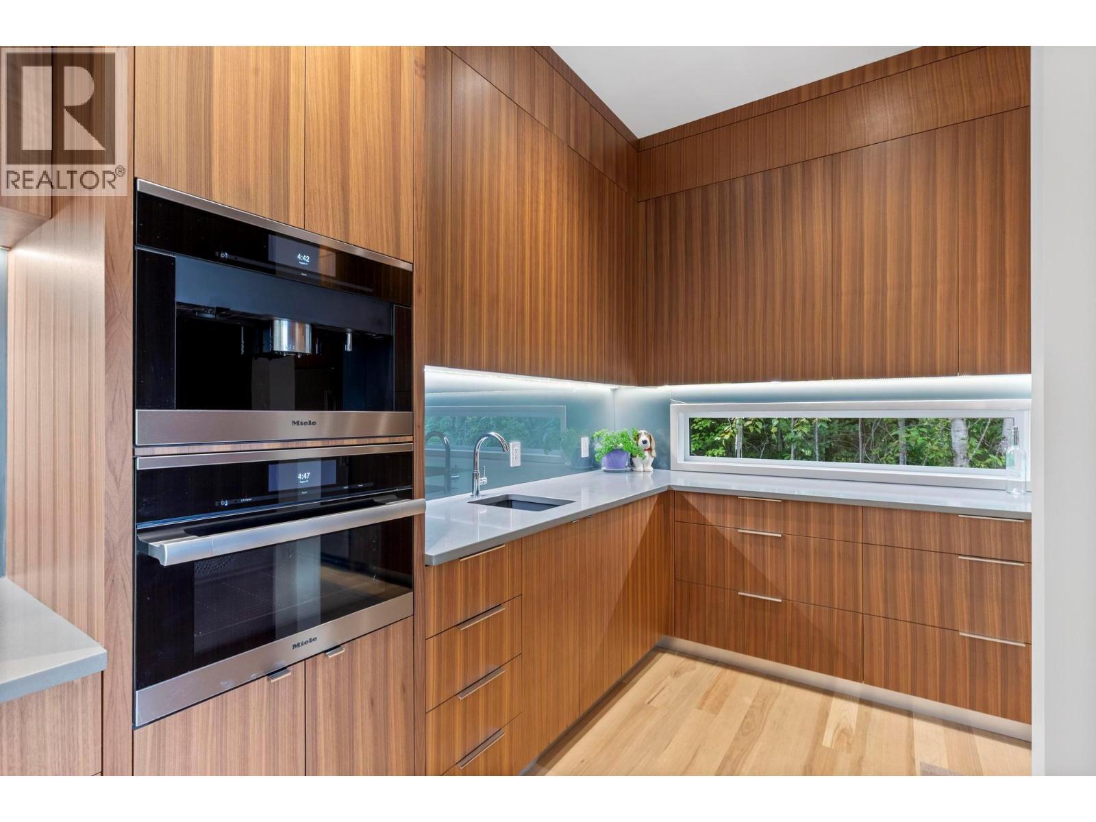 5147 Sunset Drive. Eagle Bay, British Columbia