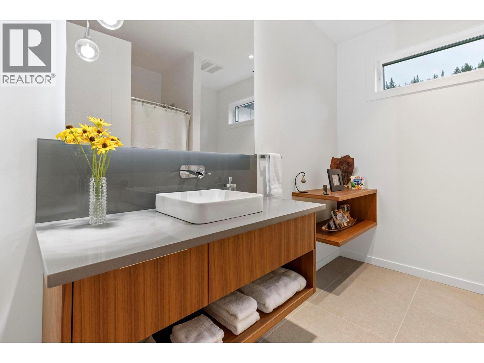 5147 Sunset Drive. Eagle Bay, British Columbia