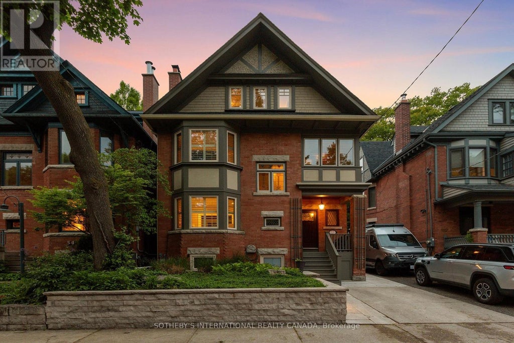 52 Nina Street, Toronto (casa Loma)