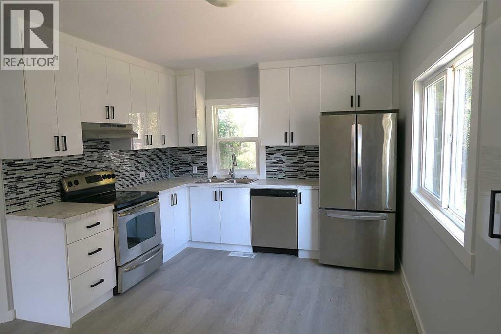 207 Centre Street, Lomond