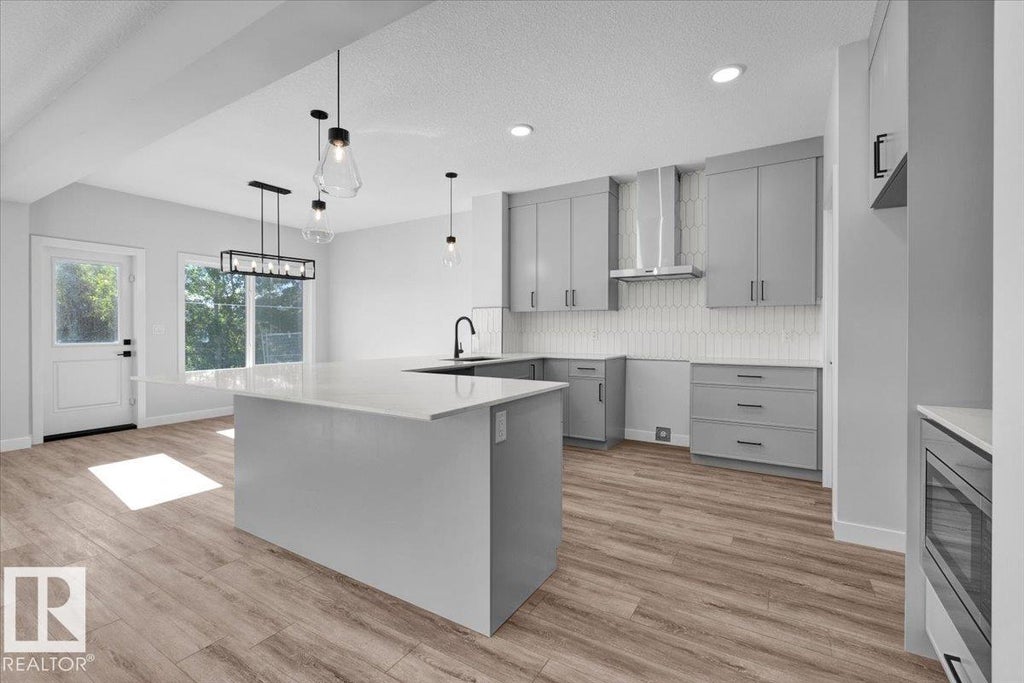 215 Ravine Dr, Devon