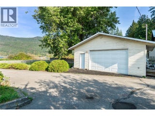 2602 Blind Bay Road. Blind Bay, British Columbia