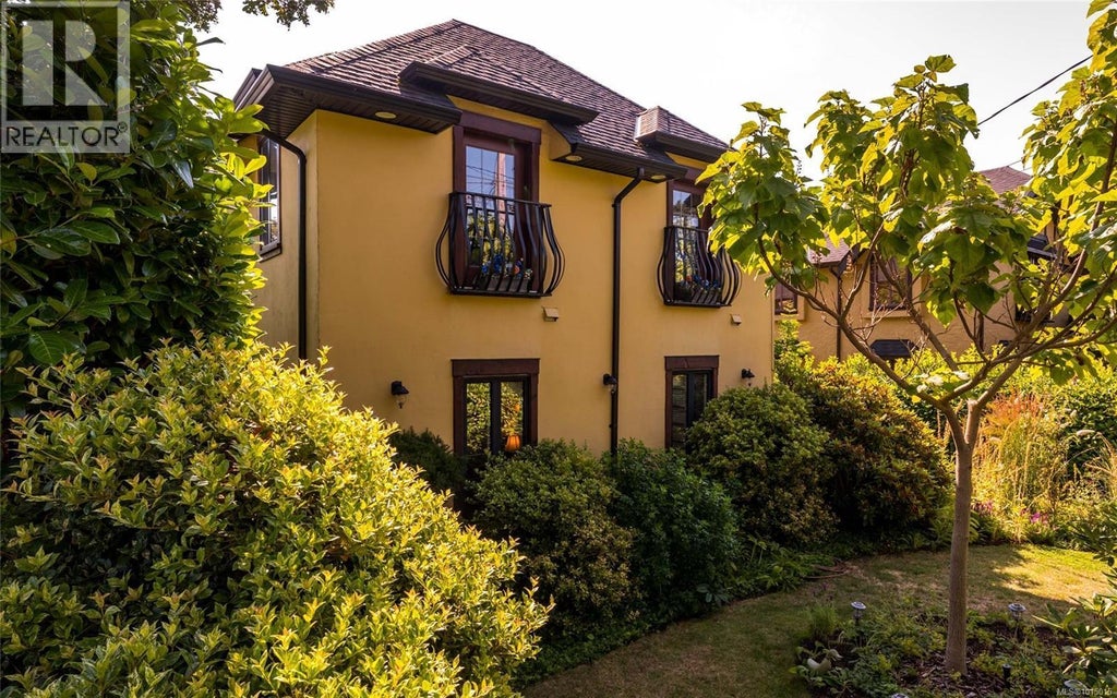 1597 Hampshire Road, Oak Bay