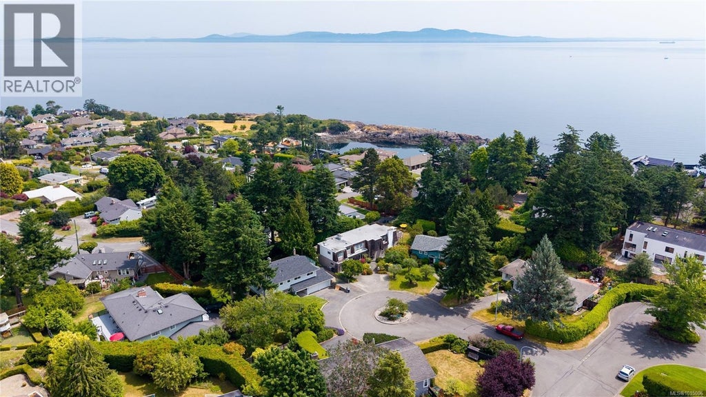 2059 Saltair Place, Saanich