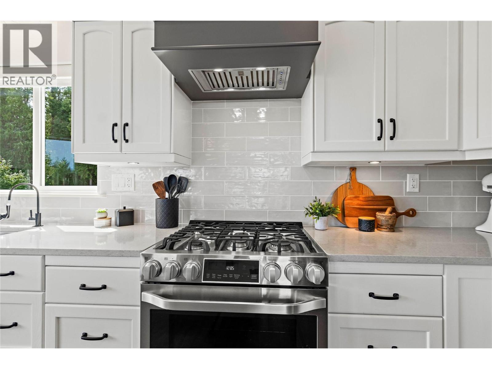 2672 Mckenzie Road. Sorrento, British Columbia