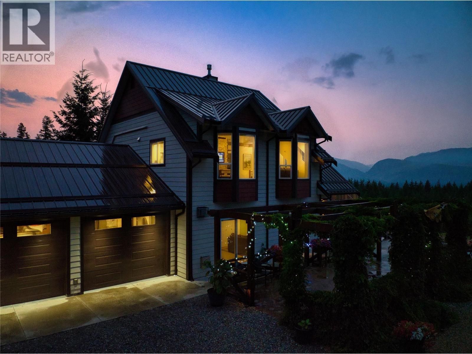 2672 Mckenzie Road. Sorrento, British Columbia