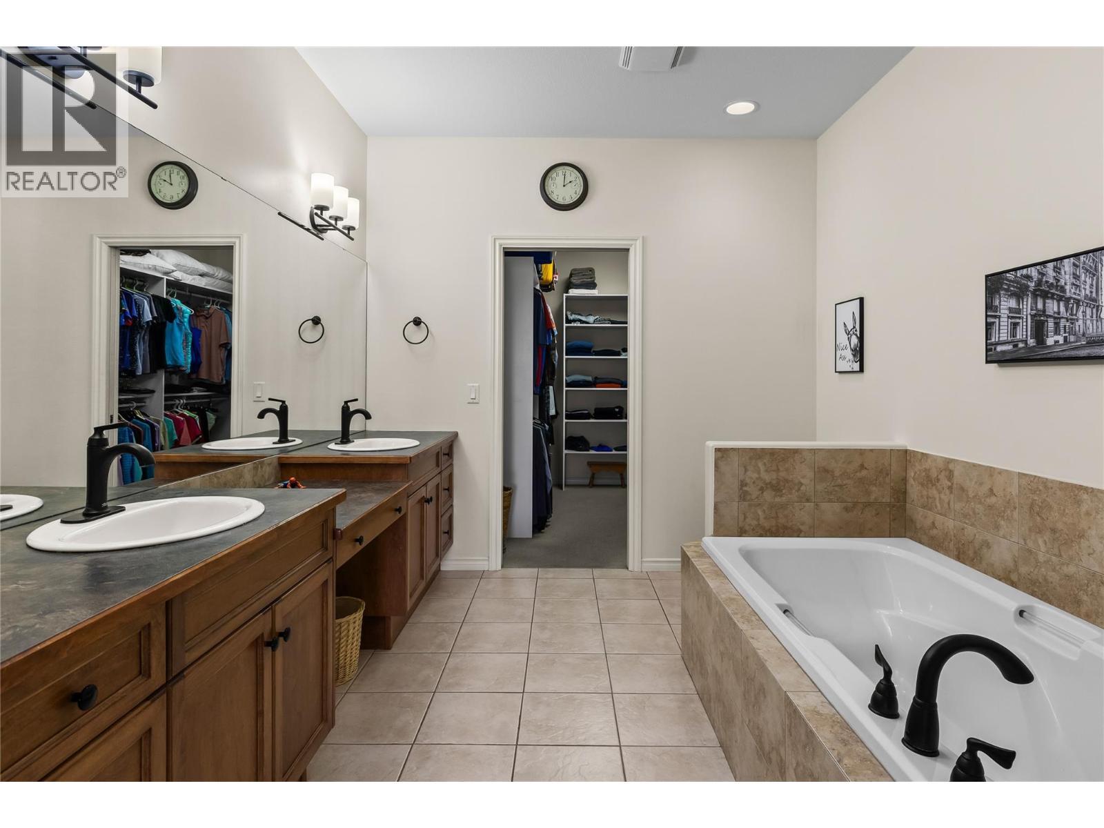 4100 Gallaghers Parkland Unit# 2. Kelowna, British Columbia