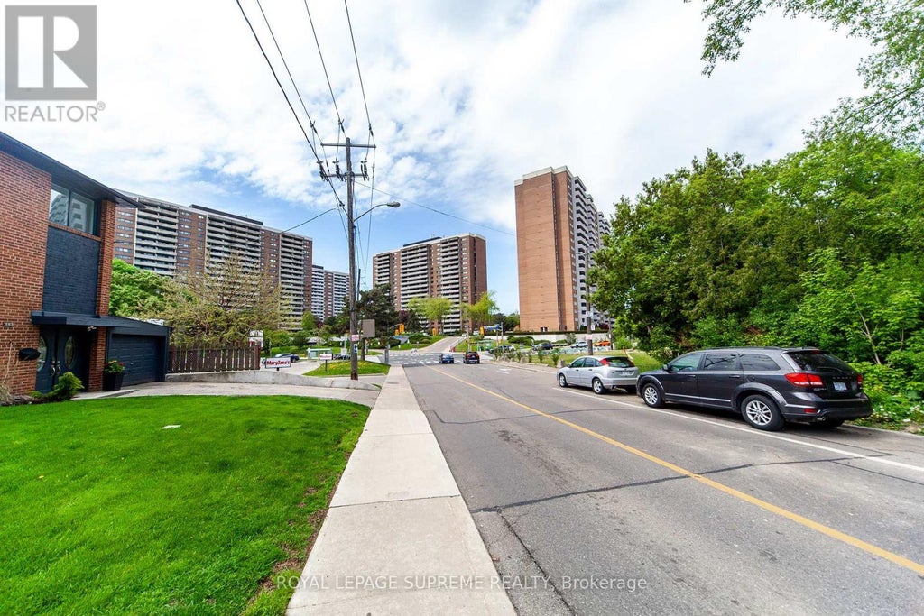 205 - 270 Scarlett Road, Toronto (rockcliffe-Smythe)