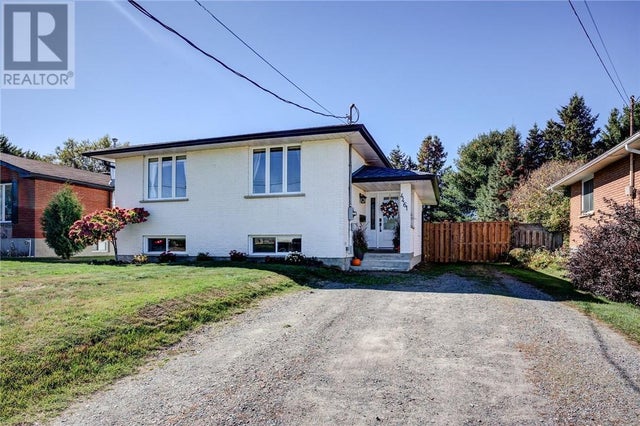 4461 Elizabeth Crescent, Val Therese