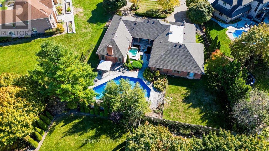 592 Manorwood Court, Waterloo