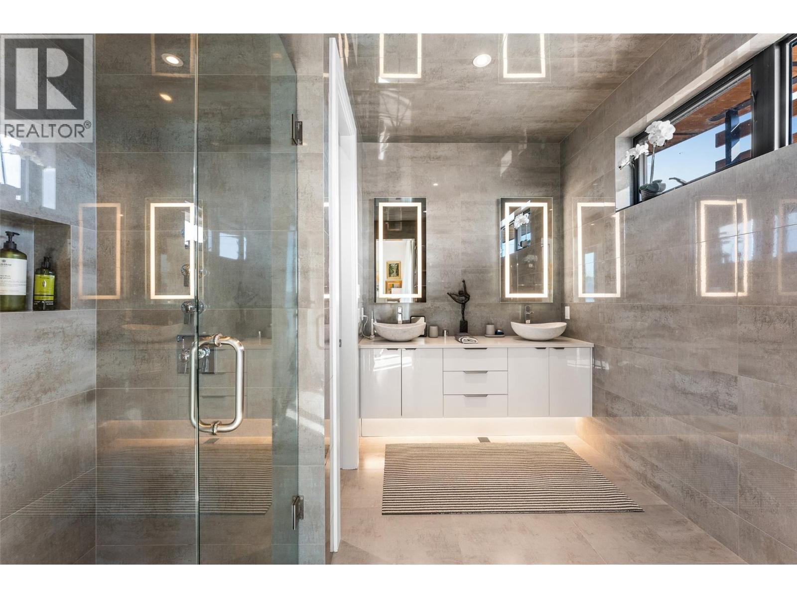 4364 Beach Avenue Unit# 1. Peachland, British Columbia