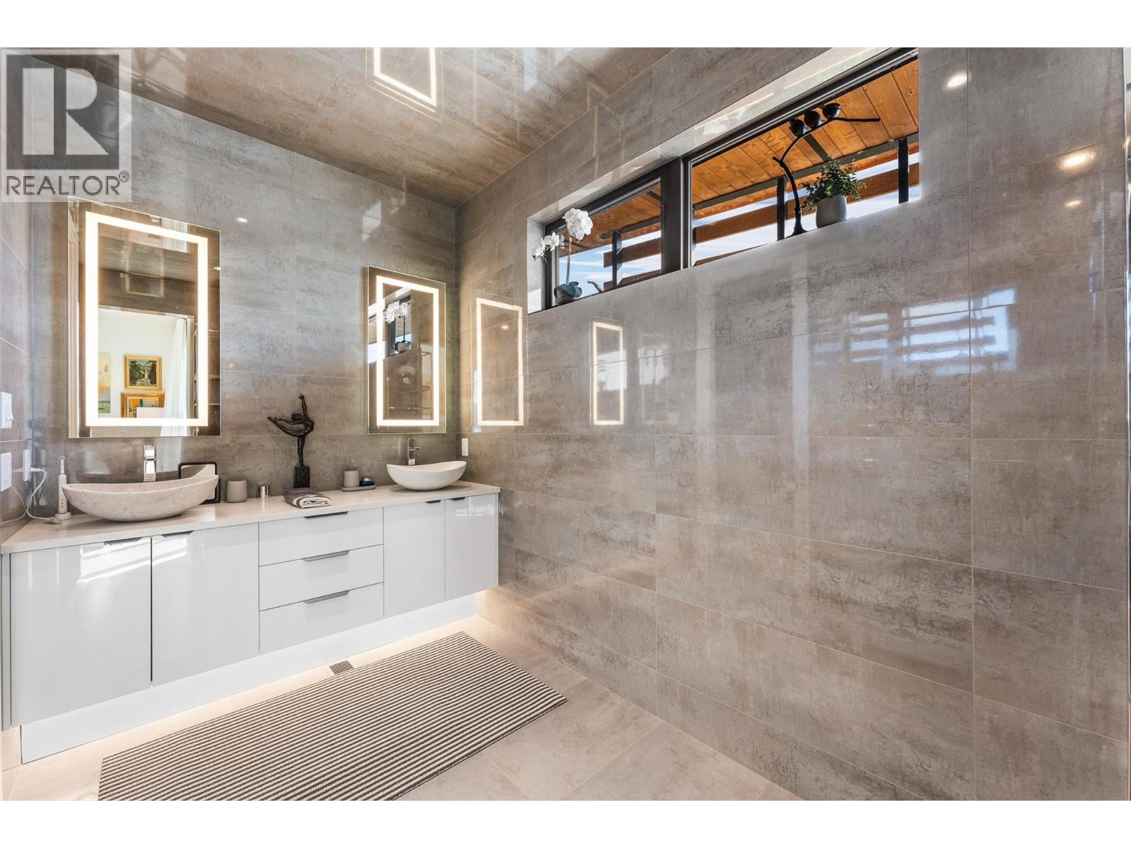 4364 Beach Avenue Unit# 1. Peachland, British Columbia