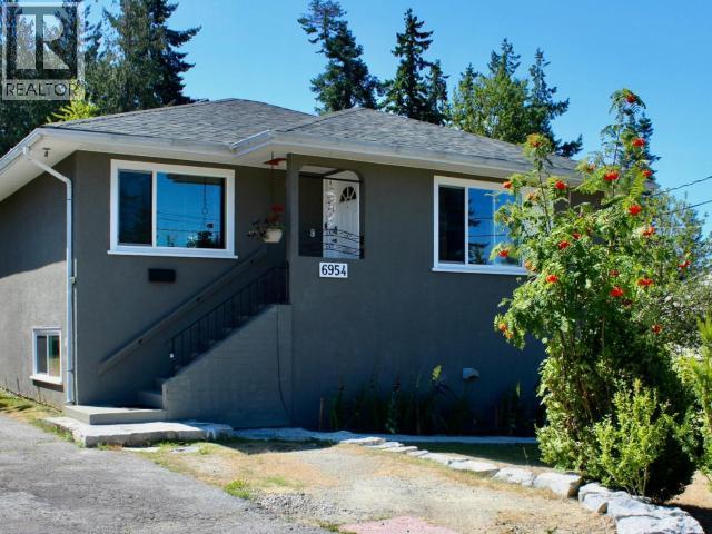6954 Hammond Street, Powell River