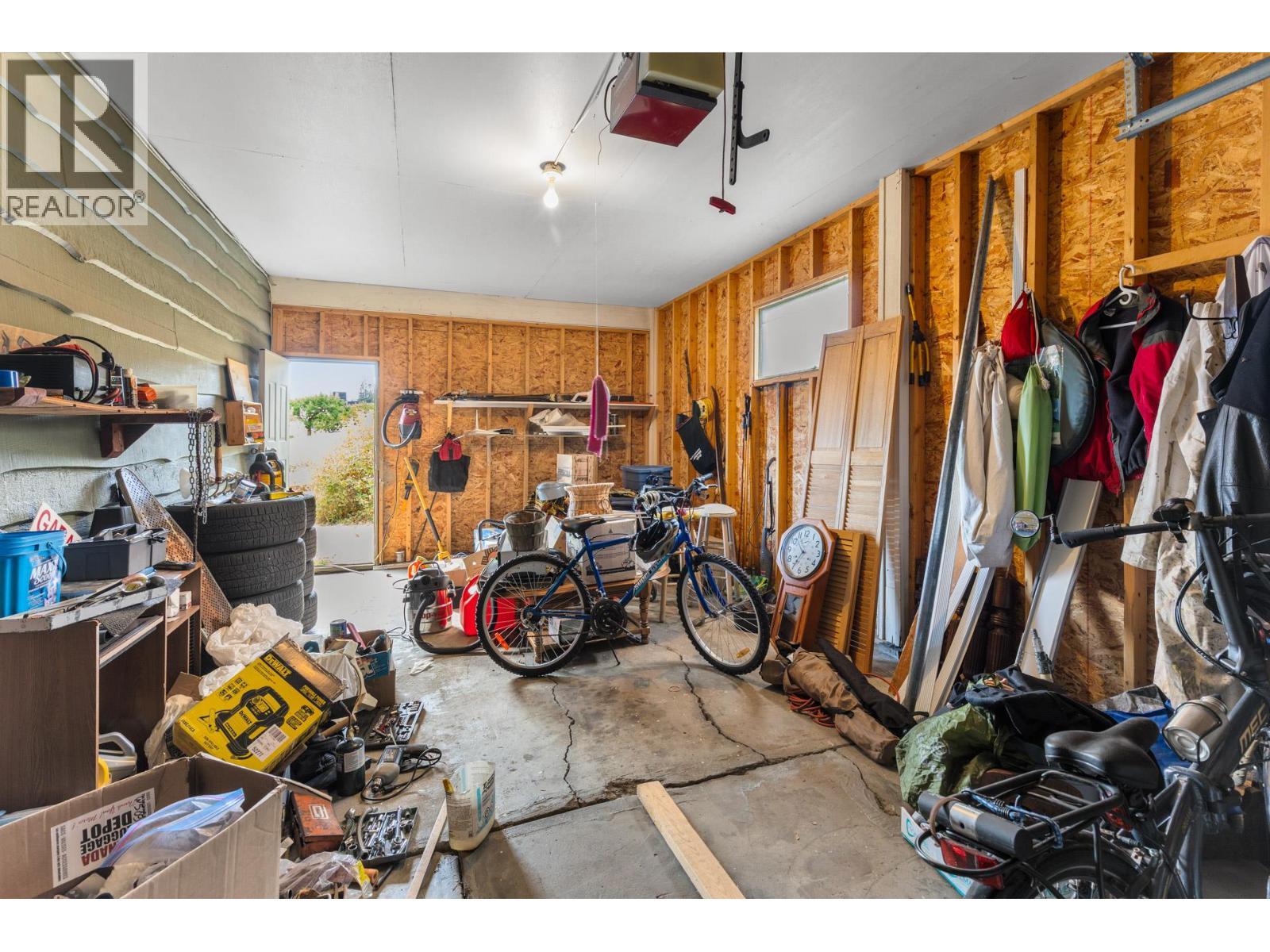 5284 Tailyour Lane. Peachland, British Columbia