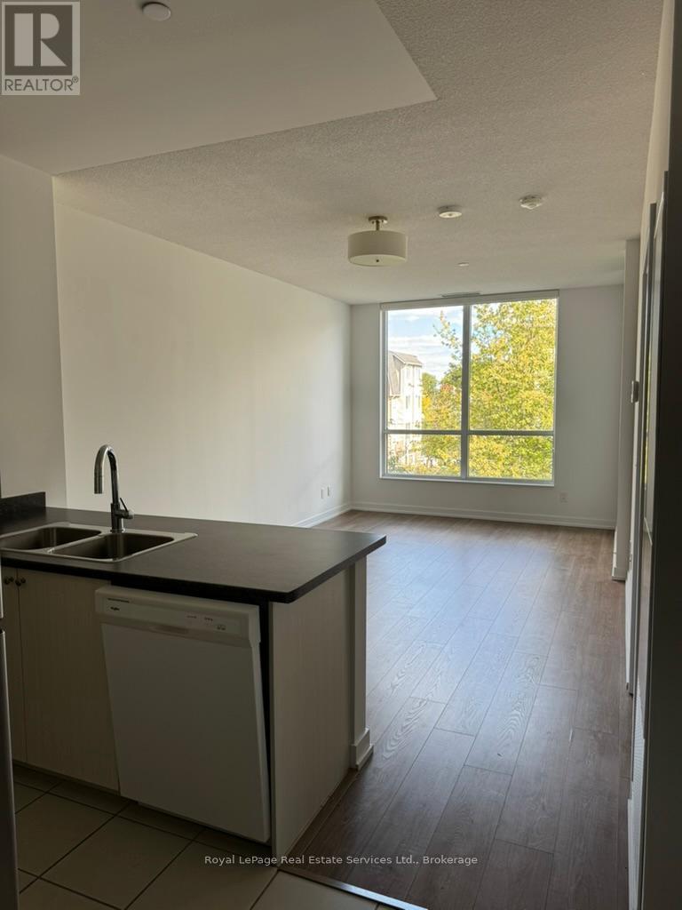 213 - 8 Trent Avenue, Toronto (east End-Danforth)